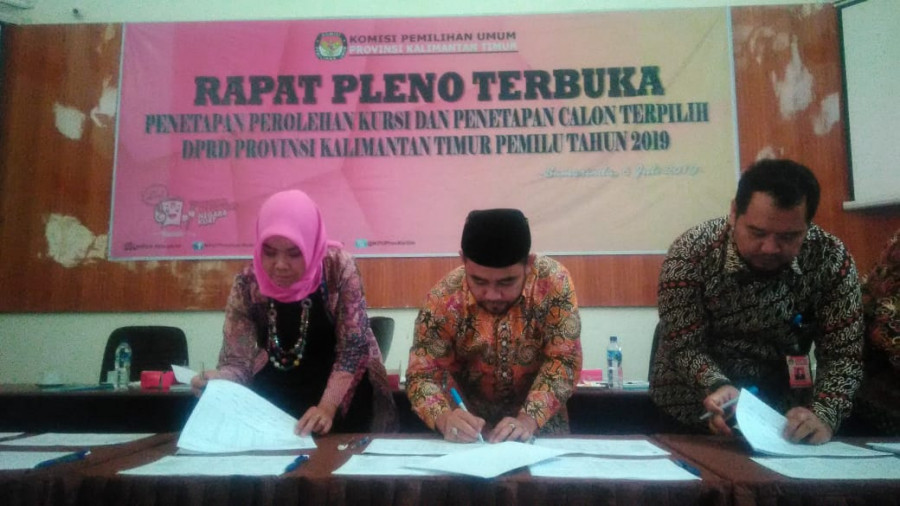 Komisioner KPU Kaltim saat menandatangani berkas penetapan calon terpilih Pileg 2019. (Foto: Rusdi / korankaltimcom)