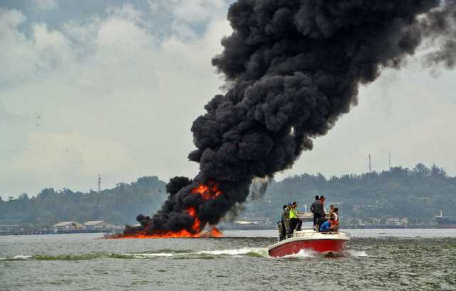 HITUNG KERUGIAN: Kebakaran di Teluk Balikpapan yang disebabkan patahan pipa milik Pertamina. Sejumlah pihak kini tengah menyelidiki penyebab serta dampak-dampak yang ditimbulkan akibat peristiwa itu.