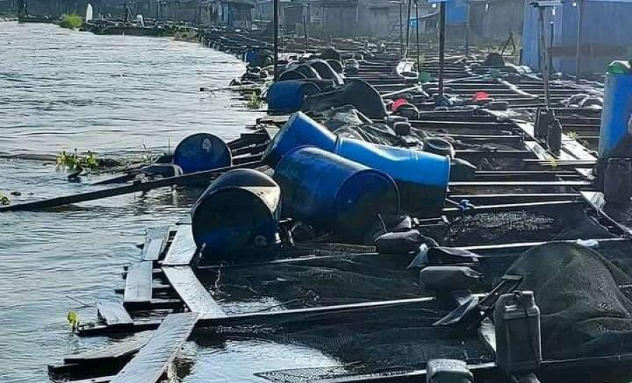 Keramba yang mengalami kerusakan usai diserempet ponton. (Istimewa)