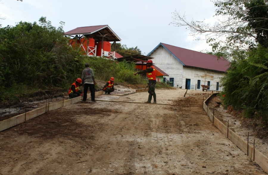 Anggota satgas TMMD mulai mempersiapkan bagestin semenisasi jalan kampung Kelian. (Foto: Kodim 0912/KBR)