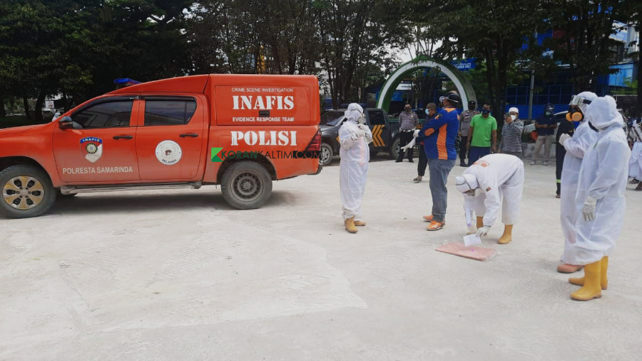 Relawan Inafis Polresta Samarinda saat bersiap untuk mengevakuasi jasad Abdul Azis (63) Minggu(18/7/2021) hari ini. (Foto: Nancy/korankaltim.com)
