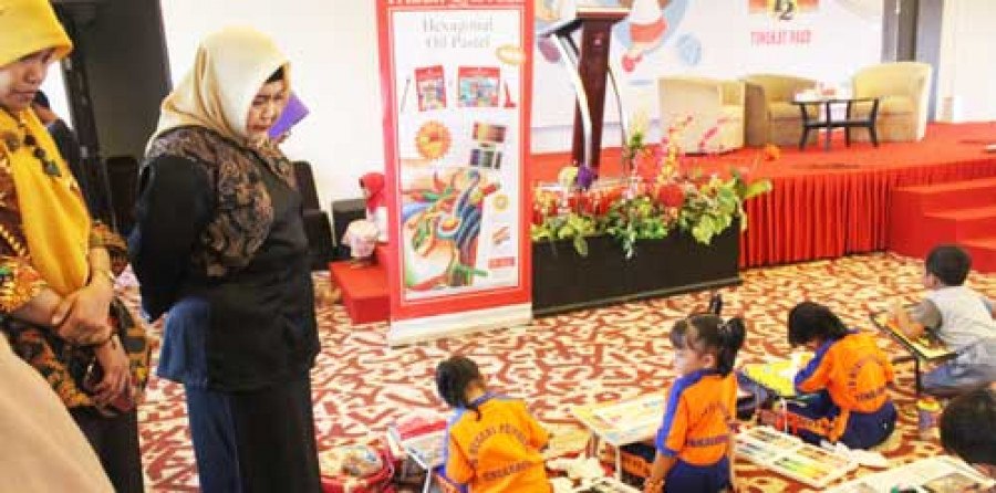 SERIUS : Anak-anak PAUD se-Kukar tampak serius menjalani lomba mewarnai ( Heri / koran kaltim)