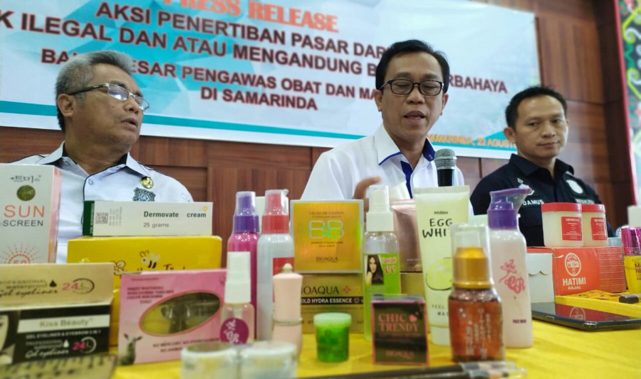 Kepala Balai Besar POM Samarinda, Leonard Duma (tengah) saat rilis kosmetik yang tak memiliki izin edar yang dihadiri Kasat Reskrim Polresta Samarinda, AKP Damus Asa (kanan). (Foto :Nancy/korankatimcom)