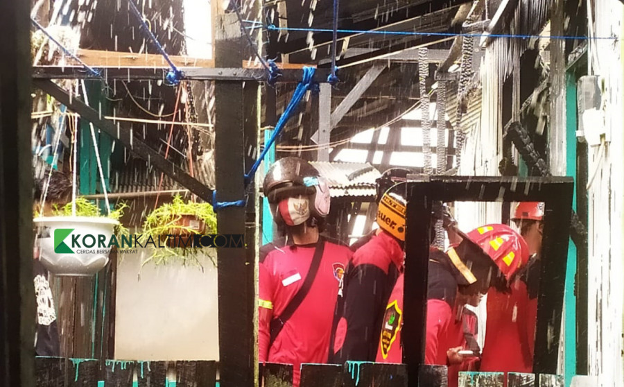 Kondisi saat relawan Samarinda, tengah melakukan upaya pemadaman api Senin (22/3/2021) tadi. (Foto: Nancy/korankaltim.com)