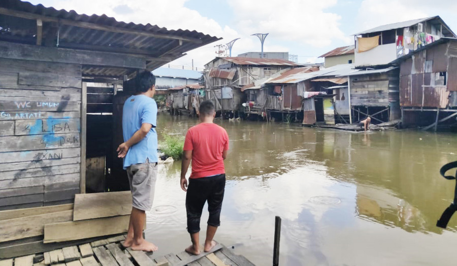 Warga Dibelakang Pasar Segiri Masih Melaksanakan Aktifitasnya ( Foto: Permata / korankaltim.com)