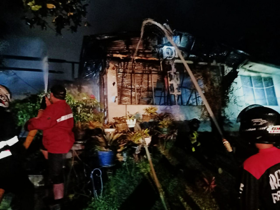 Satu rumah tunggal di Jalan Cipto Mangunkusumo Kelurahan Gunung Panjang Samarinda Seberang yang dilahap api Selasa (1/6/2021) subuh tadi. (Foto:Istimewa)