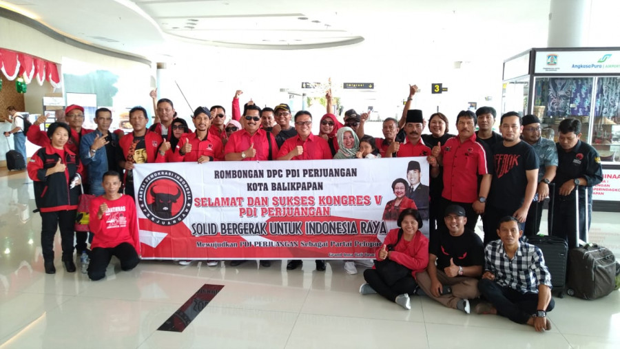 Pengurus dan kader DPC PDI Perjuangan Balikpapan yang bersiap berangkat ke Kongres V Bali melalui Bandara Sultan Aji Muhammad Sulaiman Sepinggan. (Hendra/KoranKaltim.Com)
