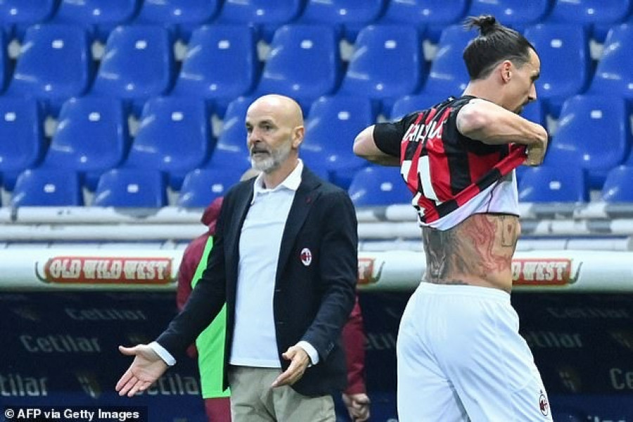 Momen saat Zlatan Ibrahimovic keluar lapangan setelah mendapat kartu merah sementara Stefano Pioli protes atas keputusan sang wasit. (Foto: dailymail)