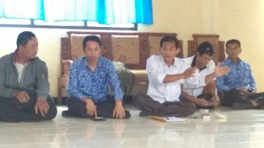 BAHAS NASIB: Petemuan FTHK di BPU Kelurahan Melayu Tenggarong. Mereka berharap tidak ada pengurangan THL di tahun 2018 mendatang. (FOTO: RIAN/KK)