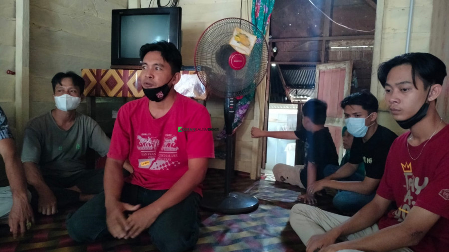 Arfiansyah Selaku Paman Aat saat menerima perwakilan Ormas dan LSM yang hadir di kediamannya. (Foto: Dwi Cahyo / Korankaltim.com)
