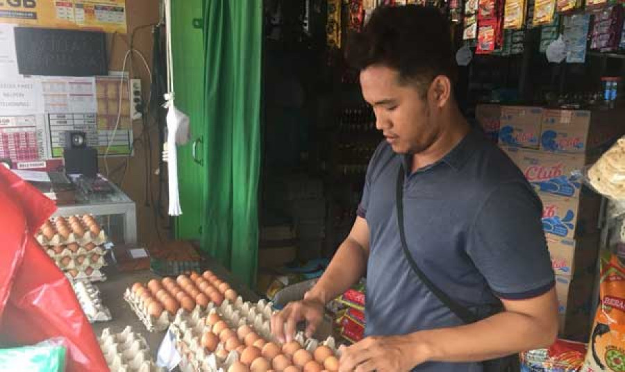 salah satu pedagang telur di kawasan pasar Tangga Arung yang menjual telur lokal mengalami kenaikan lebih mahal dibanding luar pulau