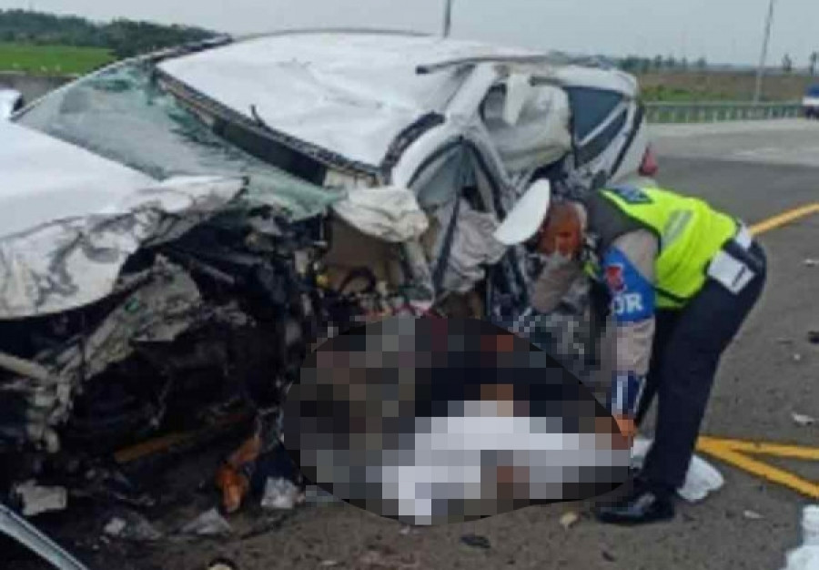 Mobil yang dikendarai Vanessa Angel bersama suami dan anak serta pengasuhnya yang hancur setelah menabrak tembok pembatas jalan tol. (@Rizkysptianntwitter)