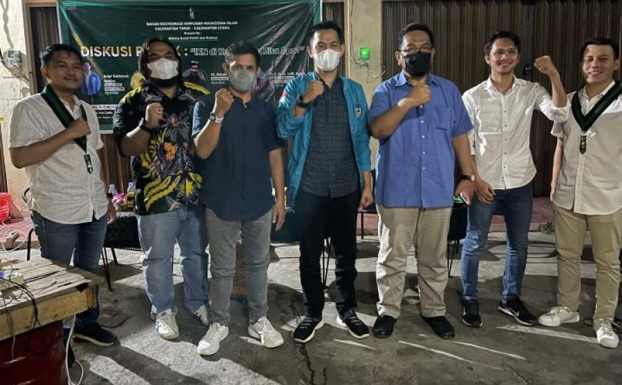 Panitia pelaksana berfoto bersama pemateri usai diskusi yang digelar Badko HMI Kaltimtara. (Foto: istimewa)