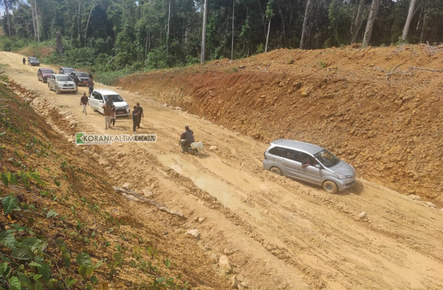 Jalanan di pesisir Berau beberapa waktu lalu yang masih pada kondisi terbuka belum teraspal. (Foto: Rama/Korankaltim.com)