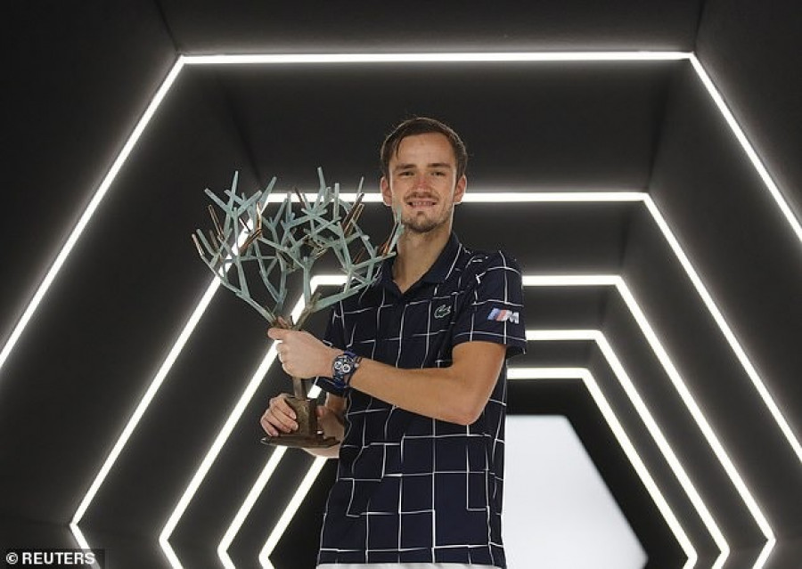 Daniil Medvedev, tampil sebagai kampiun di Paris setelah menghentikan perlawanan Alexander Zverev. (dailymail)