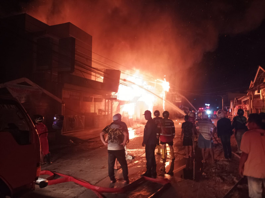 Petugas yang melakukan upaya pemadaman api yang berkobar, dan menghanguskan tiga bangunan, serta satu karyawan toko sandal, di Jalan Kemuning RT.09 Kelurahan Loa Bakung Kecamatan Sungai Kunjang, Senin (8/4/2024) subuh tadi. (Foto: Nancy/Korankaltim.com)