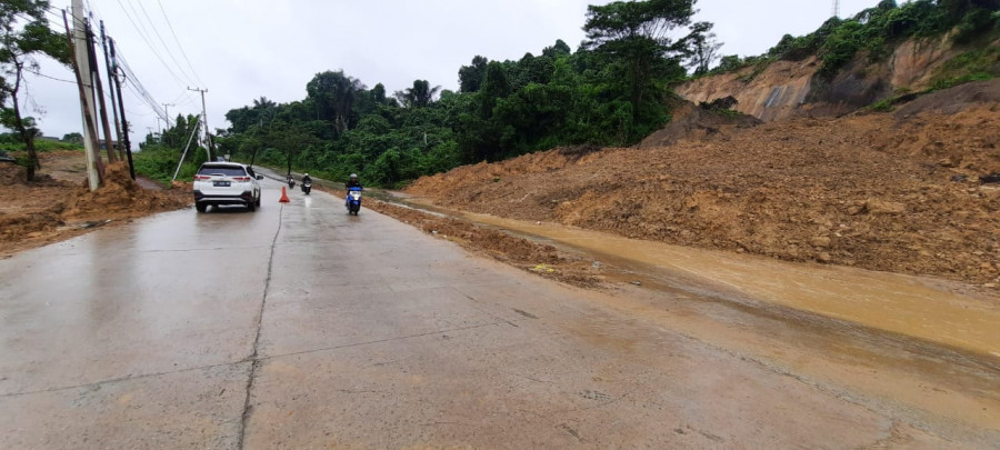 Kawasan longsor, yang masih bisa dilalui oleh pengendara, dengan dialihkan ke ruas jalan sebelahnya Senin (19/10/2020) hari ini.(Foto: Nancy/korankaltim.com)