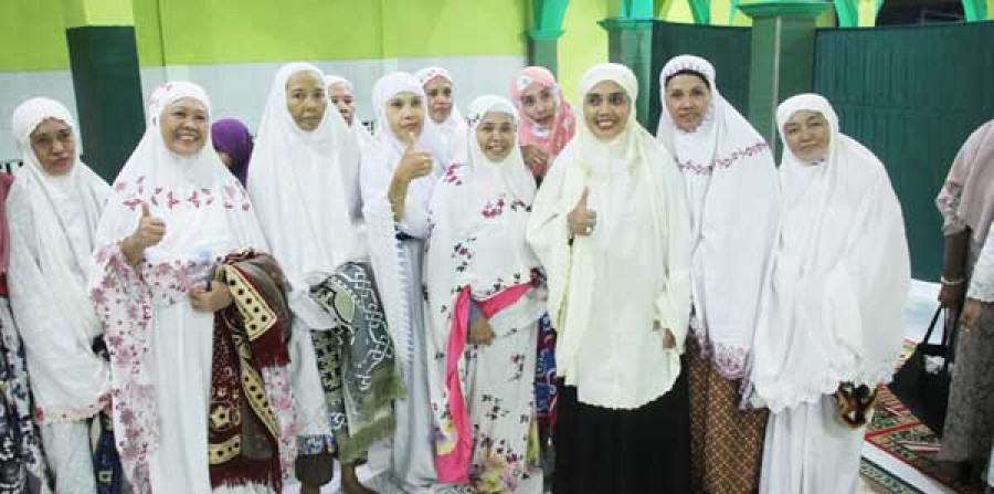BANTUAN: Wali Kota Bontang Neni Moerniaeni memberikan bantuan kepada Masjid Al Hikmah yang dilakukan secara simbolis, Rabu (6/6) malam.