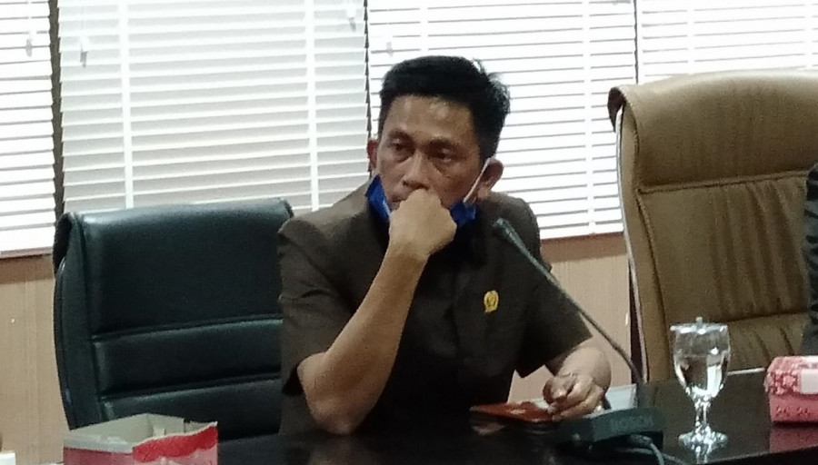 Anggota DPRD Kaltim, Bahtiar Wakkang, suarakan keluhan pedagang lang-lang dan penyedia jasa transportasi beras basah. (Romi Ali Darmawan/korankaltim)