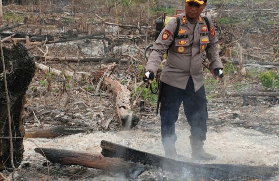 Kapolres Berau AKBP Pramuja Sigit Wahono terjun langsung membantu pemadaman kebakaran lahan di Kampung Merabu. (Istimewa/KoranKaltim.Com)