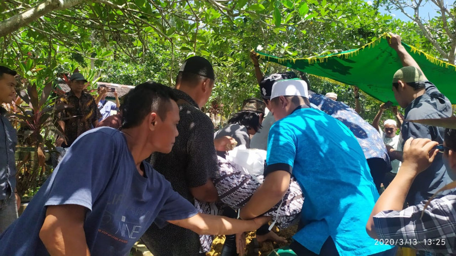 Proses pemakaman korban yang langsung dilakukan pada Jumat (13/3/2020) hari ini di TPU Jalan Sentosa Kenangan 7. (Foto : Nancy/korankaltimcom