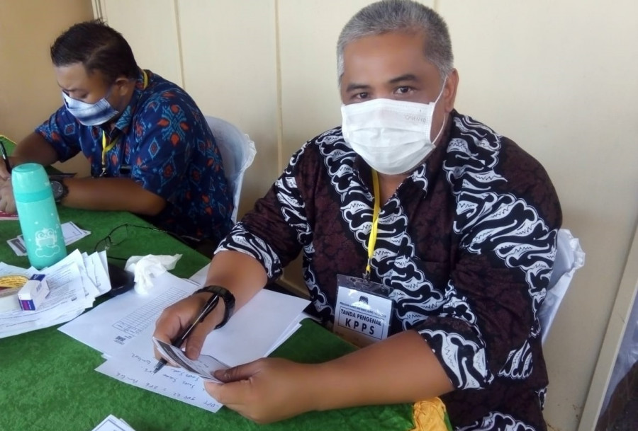 Ketua KPPS TPS 22, Romi Antomi dan Hasil Rekap Perhitungan Suara (Foto: heri/korankaltim com)