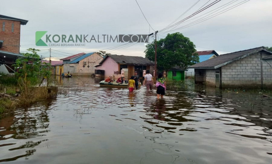 Banjir menggenangi salah satu kawasan pemukiman beberapa waktu lalu (Claudius Vico/Korankaltim.com)