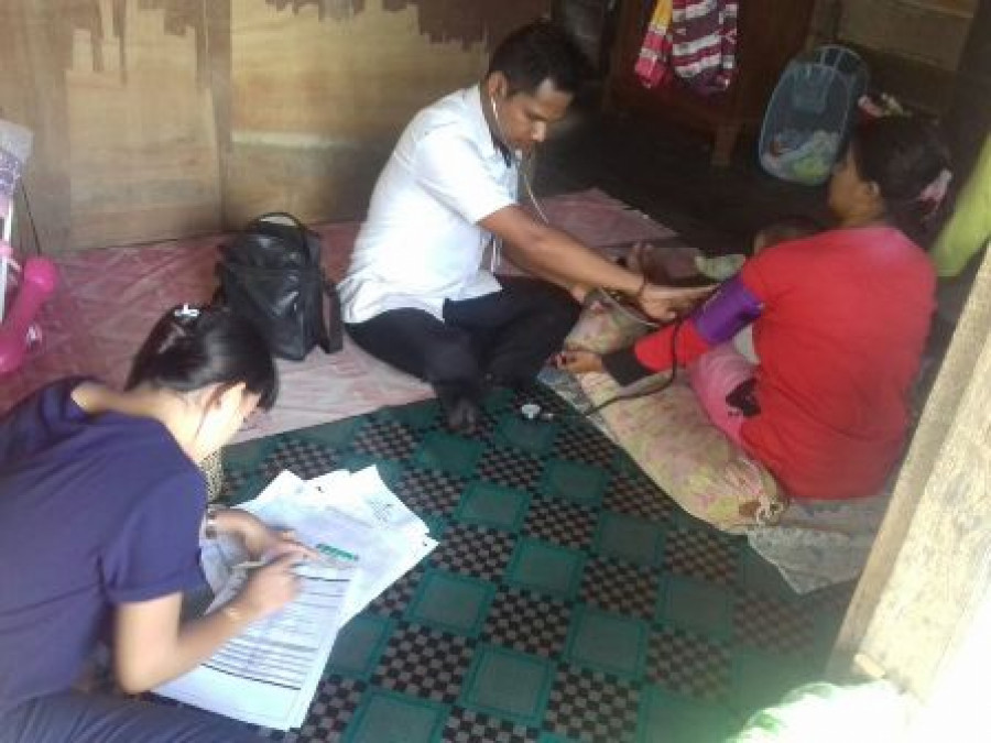 CEK KESEHATAN: Petugas dari Puskesmas Tering rutin melakukan kunjungan ke rumah-rumah warga guna mengecek kondisi kesehatan melalui Program Indonesia Sehat dengan Pendekatan Keluarga (PIS-PK).