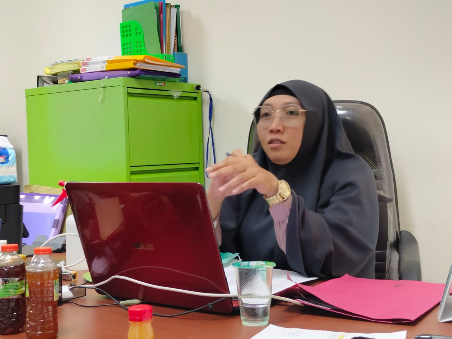 Analis Kebijakan Ahli Muda Bidang Keswan dan Kesmavet pada Dinas Perkebunan dan Peternakan (Disbunak) Kabupaten Paser, Sriatun. (Foto : Dwi Cahyo / Korankaltim.com)