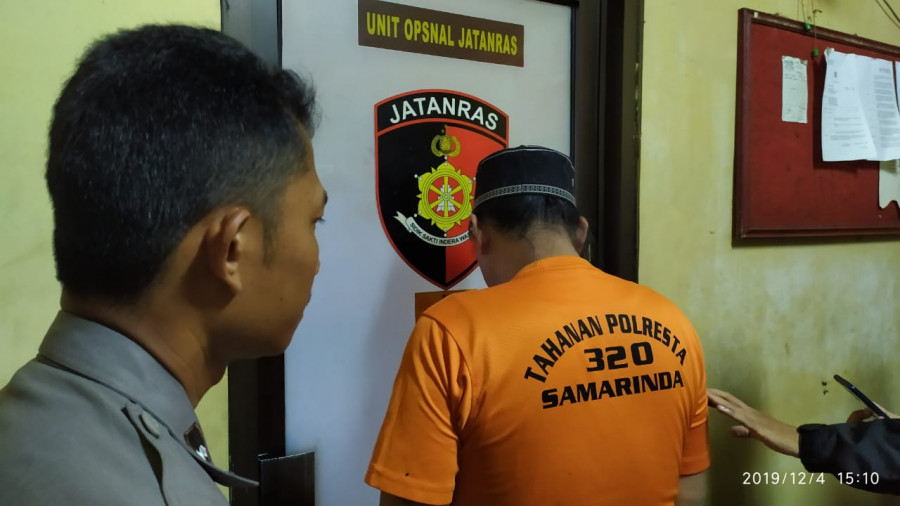 Tersangka yang saat ini telah diamankan di Mako Polresta Samarinda untuk mempertanggung jawabkan perbuatannya. (Foto: Nancy/korankaltimcom(