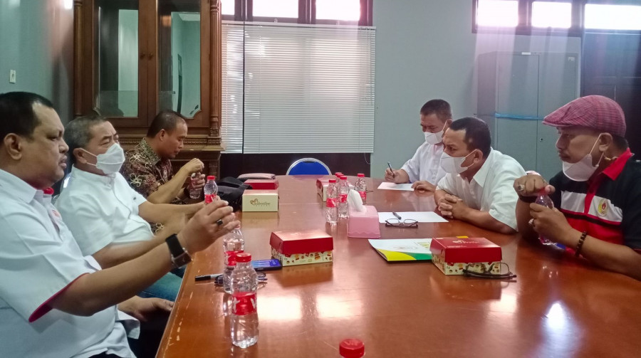 Tim Penjaringan Tuan Rumah Porprov Ke VIII 2026 menyampaikan surat pemberitahuan kepada KONI Kabupaten. (Foto: istimewa)