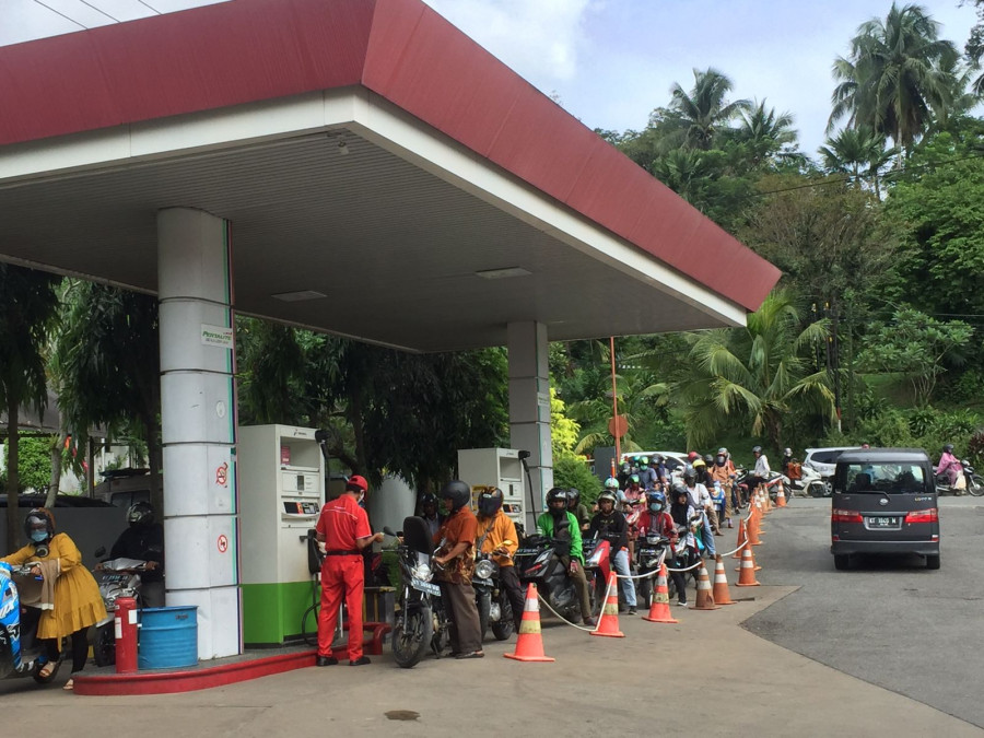 Antrean pengendara yang hendak membeli Pertalite di SPBU Jl Kesuma Bangsa tadi pagi, Senin (11/7). Linda/korankaltim.com