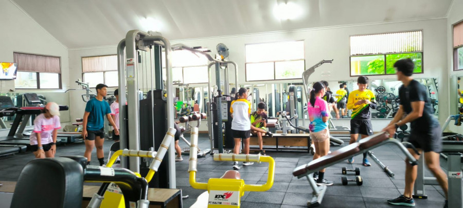 Latihan fisik dari sepatu roda Kaltim di sarana gym. (Foto: Ainur/Korankaltim.com)