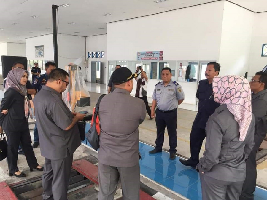Rombongan Komisi II DPRD Samarinda saat melakukan Sidak di lokasi pengujian KIR. ( Foto: Permata S Rahayu/korankaltimcom)