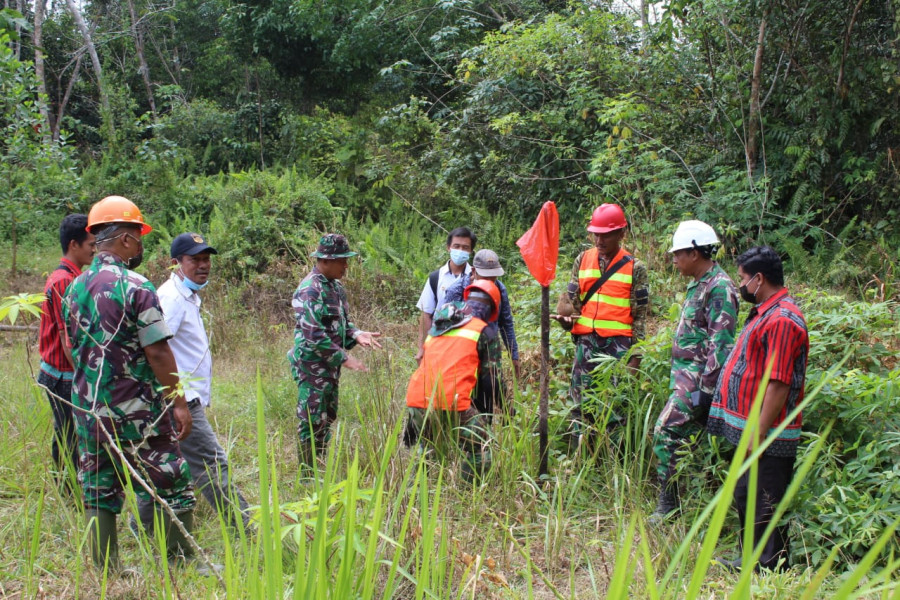 Satgas TMMD tinjau dan tetapkan lokasi pembuatan sumur bor untuk pembuatan sarana Air bersih bagi penduduk Kampung Kelian Kecamatan Damai. (Foto: Kodim 0912/KBR)