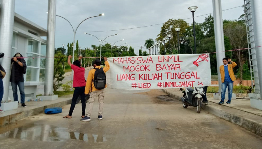 Mahasiswa saat menutup jalan keluar digerbang unmul sisi jalan M.Yamin ( Foto: Vico/korankaltimcom)