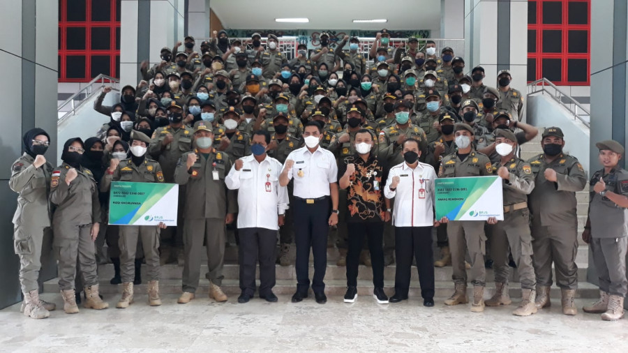 Kepala Kantor Cabang BPJS Ketenagakerjaan Samarinda Muhyiddin Dj (depan, ketujuh dari kiri) dan Wali Kota Samarinda, DR Andi Harun (depan, keenam dari kiri) berfoto bersama ratusan petugas Satpol PP. (Foto: Istimewa)