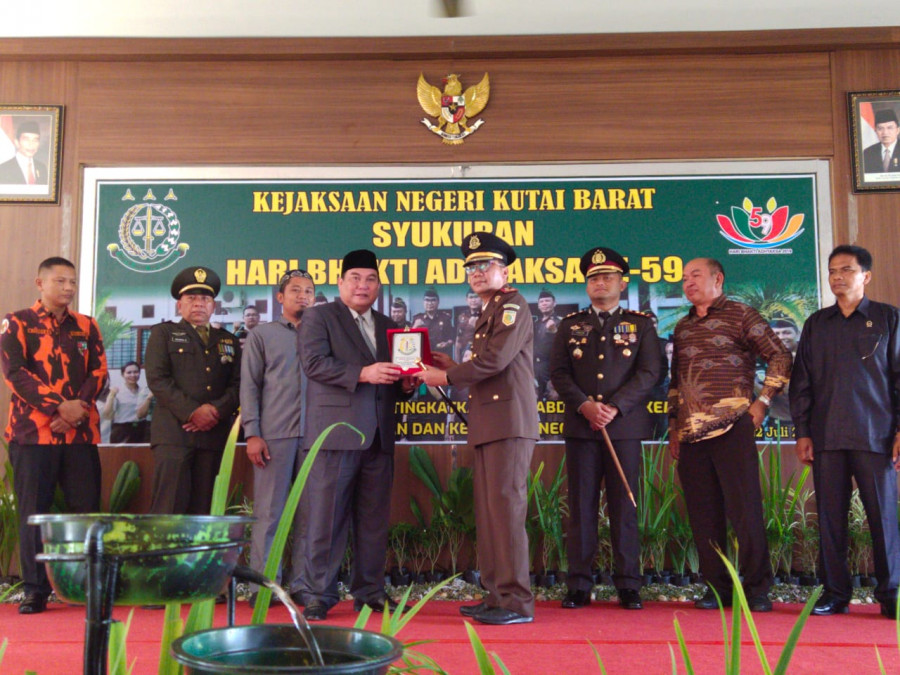 Bupati Kutai Barat, FX Yapan Hadiri Peringatan Hari Bhakti Adiyaksa ke 50 Di Kejaksaan Negeri Kubar (ist)