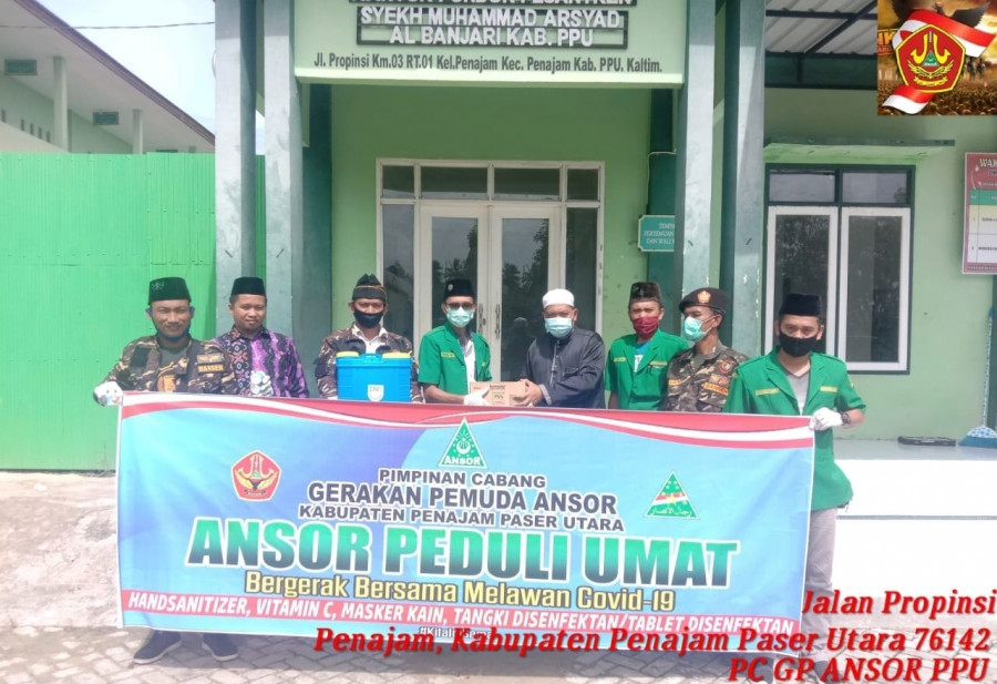 Ketua Pimpinan Cabang Gerakan Pemuda Ansor Kabupaten PPU, Roni (Memakai Kacamata hitam) bersama anggota menyerahkan bantuan kepada pengurus Pondok Pesantren Syekh Muhammad Arsyad Al-Banjari, Kilometer 3 Kelurahan Penajam. (Foto: Istimewa)