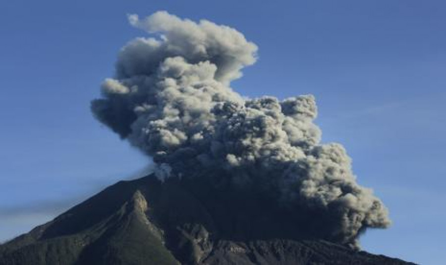 Gunung Sinabung menyemburkan material vulkanik saat erupsi. ( Foto : ANTARA/Edy Regar)