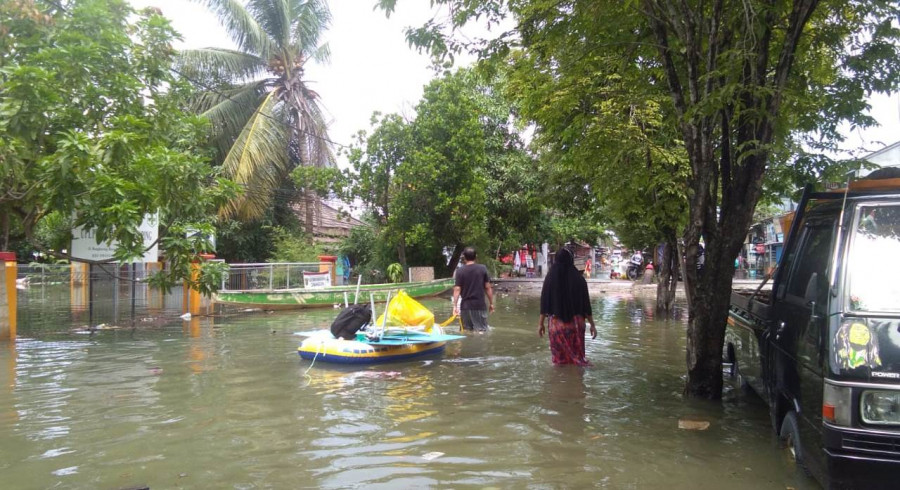 Kondisi banjir di bengkuring raya, pada Senin (25/05/2020) pukul 12.00. (Foto: Faishal/Korankaltimcom)