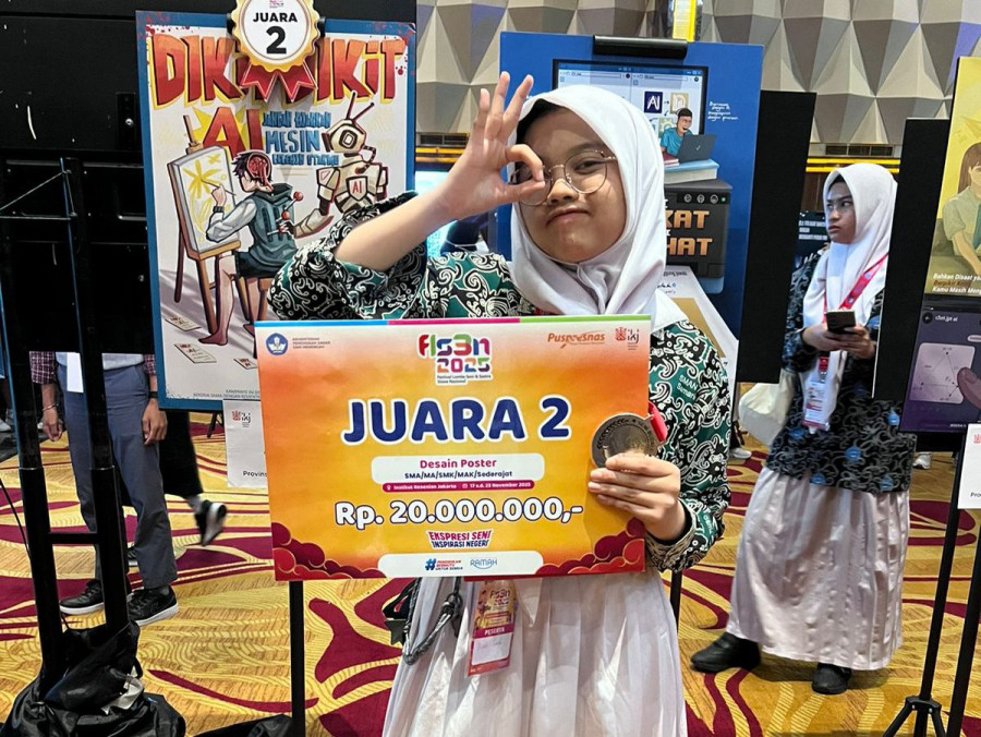 Aliyah Sarah, siswi SMAN 10 Samarinda yang meraih Juara 2 Nasional FLS3N 2025 bidang desain poster. (Foto: Dok.SMAN 10)