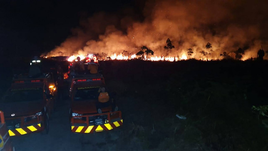 Upaya ekstra BPBD Kubar dalam pemadaman dan pengendalian serta pencegahan karhutla sehingga kabut asap yang dihasilkan di Kubar tahun ini tidak separah tahun lalu. (Foto: Istimewa/BPBD Kubar)
