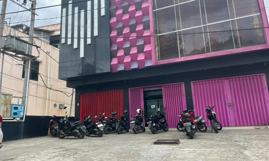 Area parkir tempat karaoke di Jalan Gatot Subroto Kelurahan Bandara Kecamatan Sungai Pinang, dimana Dani (40) ditemukan tergeletak, tanpa mengenakan pakaian sehelaipun, Sabtu (11/2/2024) sore kemarin. (Foto: Nancy/Korankaltim.com)