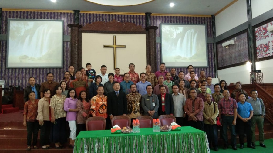 Assisten III Pemkab Kutai Barat foto bersama setelah membuka seminar kerohanian di GKKA. (Handayan/KoranKaltim.Com)