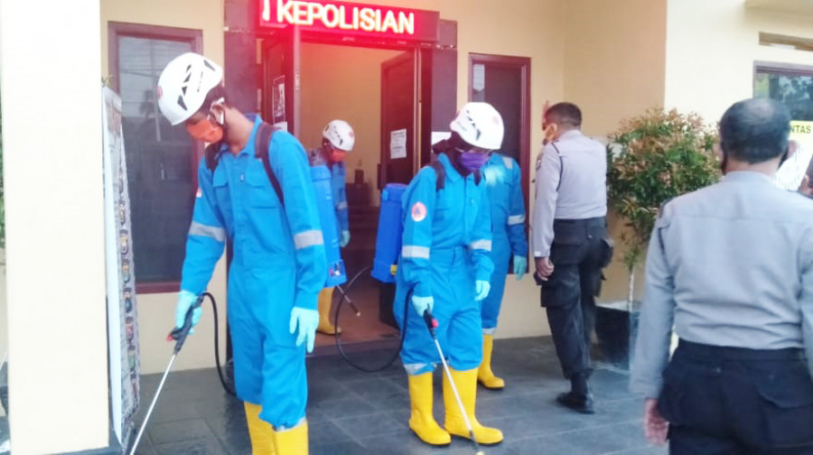 Sterilisasi di Polsek Samarinda Seberang guna antisipasi dan pencegahan covid-19 (Kredit Foto : Fairus/korankaltim.com)
