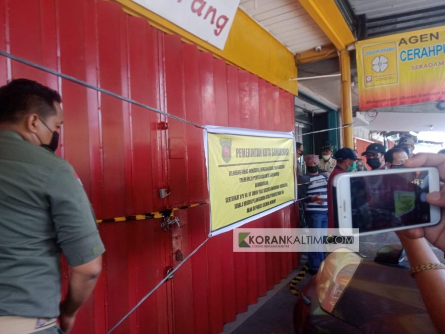Aktifitas Penyegelan yang dilakukan personil Satpol PP Samarinda (Claudius Vico/Korankaltim.com)