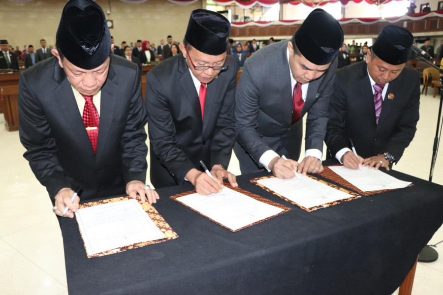 Usai pengucapan sumpah/janji pimpinan DPRD Kaltim periode 2019-2024, keempat pimpinan melakukan penandatanganan berita acara pelantikkan