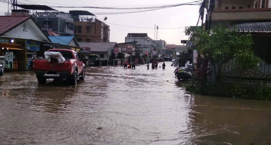 Salah satu titik banjir di Jalan Pramuka (Foto: istimewa)