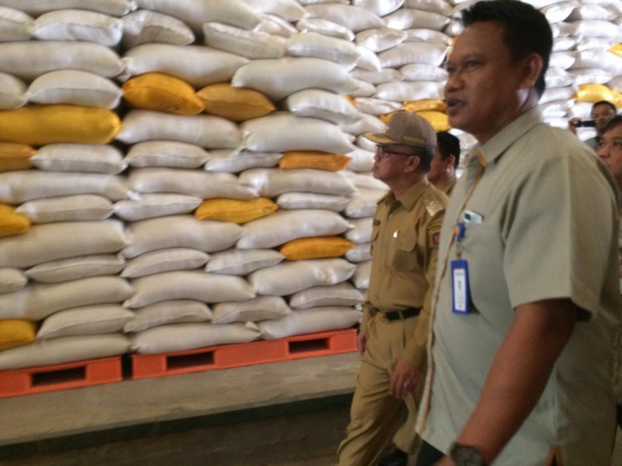 Walikota samarinda saat melakukan pemeriksaan di gudang bulok